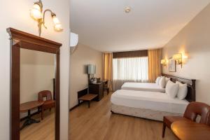 伊斯坦布尔Pera Rose Hotel & SPA HB的带床和书桌的酒店房间 更多37张照片