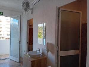 Ein Badezimmer in der Unterkunft Follow the Sun Boutique Hostel - Pool, Breakfast & Sea Views