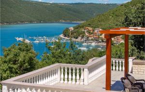 un balcone con vista sul porto di Villa Lucija Dream a Trgetari Altre 44 foto