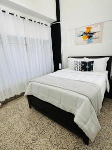 Ein Bett oder Betten in einem Zimmer der Unterkunft Savvys Place