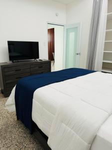 Ein Bett oder Betten in einem Zimmer der Unterkunft Savvys Place