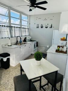 Kuchyň nebo kuchyňský kout v ubytování Savvys Place