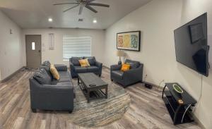 レイクハバスシティにあるNewly remodeled family friendly home near lakeのソファ2脚と薄型テレビのあるリビングルーム