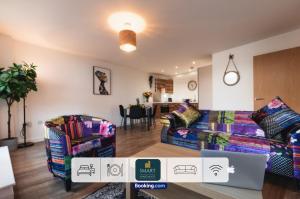 a living room with two couches and a table at Spacious City Center Apartment By Smart Apartments Short Lets & Serviced Accommodation Apartment Southampton With Free WiFi in Southampton