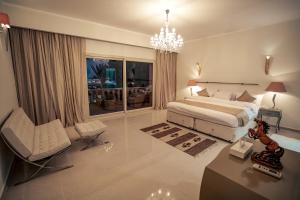سرير أو أسرّة في غرفة في Caves Beach Resort Adults Only