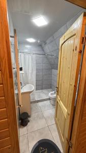 Koupelna v ubytování ხის კოტეჯი + 9 fotografií