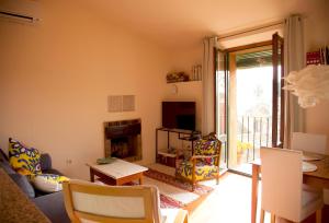 a living room with a couch and a fireplace at Apartamento La Costa in Peralada