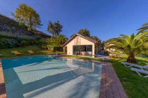a swimming pool in front of a house at Casa de Valdemar in Felgueiras