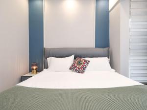 Una cama o camas en una habitación de Annie Apartment - only 120 metres from Metro Line 2 Exit B of Chuanxingulou