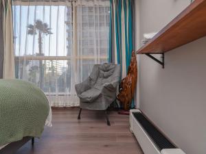 Una cama o camas en una habitación de Annie Apartment - only 120 metres from Metro Line 2 Exit B of Chuanxingulou