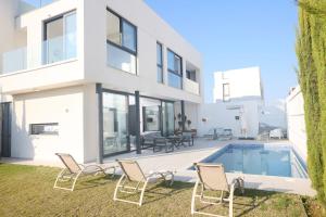 Bazén v ubytování Protaras Almaria Villa ALM03 nebo v jeho okolí