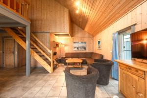 un salon avec un canapé et un escalier dans l'établissement Wildgans Classic 26, à Rechlin