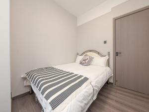 Una cama o camas en una habitación de Annie Apartment - only 120 metres from Metro Line 2 Exit B of Chuanxingulou