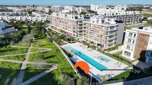 eine Luftaufnahme eines Resorts mit Pool und Gebäuden in der Unterkunft #264 Green Apartments C04 by Home Holidays in Vale de Pedras