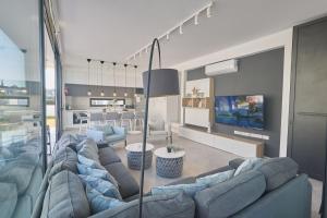 TV a/nebo společenská místnost v ubytování Protaras Almaria Villa ALM03