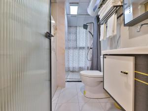 Un baño de Annie Apartment - only 120 metres from Metro Line 2 Exit B of Chuanxingulou
