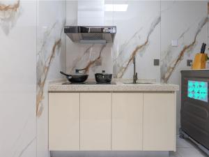 Una cocina o cocineta en Annie Apartment - only 120 metres from Metro Line 2 Exit B of Chuanxingulou