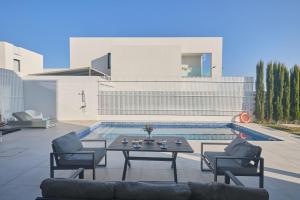 Bazén v ubytování Protaras Almaria Villa ALM03 nebo v jeho okolí