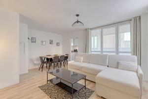 トルシーにあるDisney apartment for 6 peopleの白いソファとテーブルのあるリビングルーム +18枚の写真