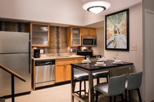 Η κουζίνα ή μικρή κουζίνα στο Residence Inn by Marriott Boulder