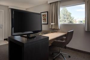 Μια τηλεόραση ή/και κέντρο ψυχαγωγίας στο Residence Inn by Marriott Boulder
