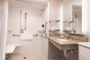 Ένα μπάνιο στο Residence Inn by Marriott Boulder
