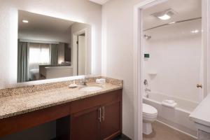 Ένα μπάνιο στο Residence Inn by Marriott Boulder