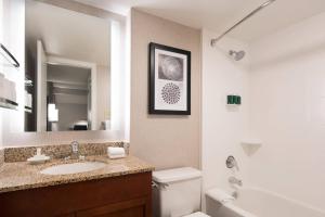 Ένα μπάνιο στο Residence Inn by Marriott Boulder