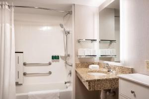 Ένα μπάνιο στο Residence Inn by Marriott Boulder