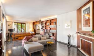 Una sala de estar con un sofá y una chimenea. en Villa Palma 2, en Palma de Mallorca