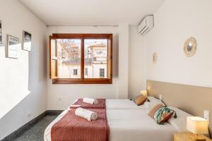 Un dormitorio con dos camas y una ventana en Villa Palma 2, en Palma de Mallorca