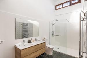 Un baño con lavabo y ducha en Villa Palma 2, en Palma de Mallorca 14 fotos más