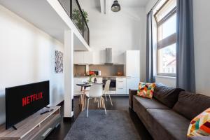 TV a/nebo společenská místnost v ubytování Modern loft-apartments in Prague