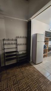 eine Küche mit einem Kühlschrank und ein Zimmer mit einer Etage in der Unterkunft Casarão até 8 pessoas 400m mar Bombinhas in Bombinhas