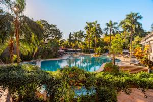 an image of a pool at a resort at Hotel Saint George in Puerto Iguazú