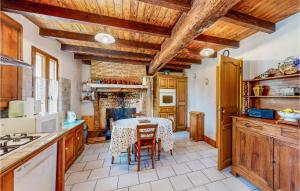 Η κουζίνα ή μικρή κουζίνα στο Stunning Home In St Pierre D'eyraud