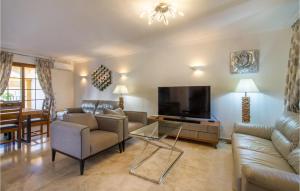 TV a/nebo společenská místnost v ubytování 3 Bedroom Cozy Home In Cartagena