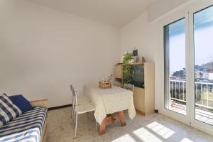 莱圭利亚5 minutes Sea stunning apartment的有桌子和窗户的餐厅