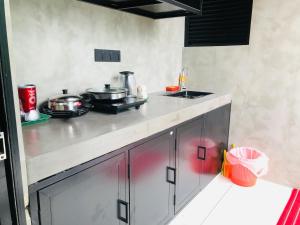 eine Küche mit zwei Töpfen und Pfannen auf einer Theke in der Unterkunft Midigama Home Stay Villa Apartment in Weligama