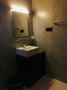 ein Badezimmer mit einem weißen Waschbecken und einem Spiegel in der Unterkunft Midigama Home Stay Villa Apartment in Weligama + 5 Fotos