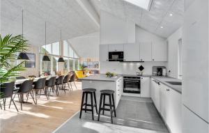 Η κουζίνα ή μικρή κουζίνα στο Lovely Home In Nørre Nebel With Sauna