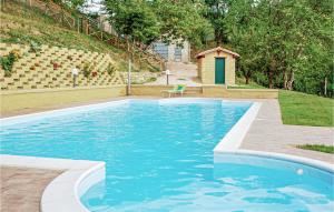 Una piscina con agua azul en un patio. en Apt, Apecchio, en Apecchio