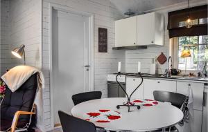 Kuchyň nebo kuchyňský kout v ubytování 1 Bedroom Stunning Home In Löderup
