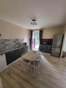 Kuchyň nebo kuchyňský kout v ubytování Maison proche de Fougères