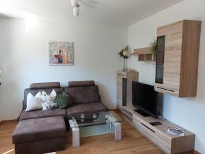 Televízia a/alebo spoločenská miestnosť v ubytovaní Ferienwohnung Gstreinthaler