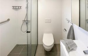 Ένα μπάνιο στο 3 Bedroom Gorgeous Home In Lauwersoog
