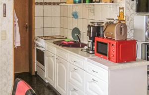 Η κουζίνα ή μικρή κουζίνα στο 2 Bedroom Stunning Home In Ummanz