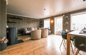 una sala de estar con un sofá y una mesa en Stunning Home In Rauland With Wifi, en Rauland