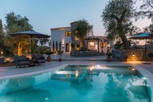 ein Swimmingpool vor einem Haus in der Unterkunft Zervos by Vintage Travel in Corfu