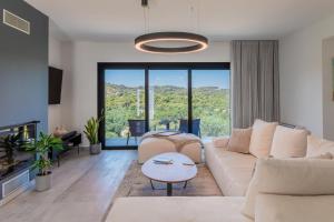 ein Wohnzimmer mit Sofa und Tisch in der Unterkunft Zervos by Vintage Travel in Corfu